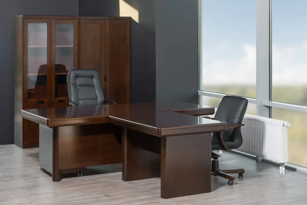 Кабинет руководителя ZARAGOZA WALNUT. Стол руководителя с брифингом