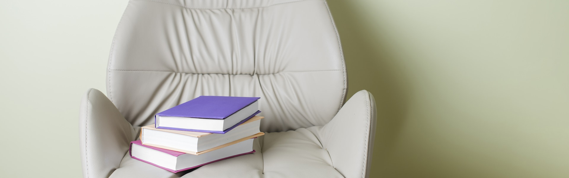 Как выбрать удобное кресло для чтения и работы